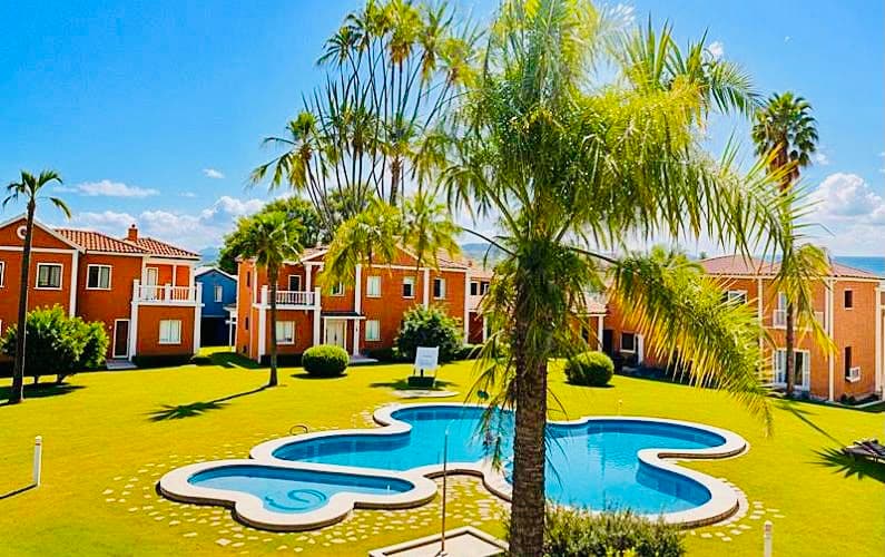 Piscina y jardines
